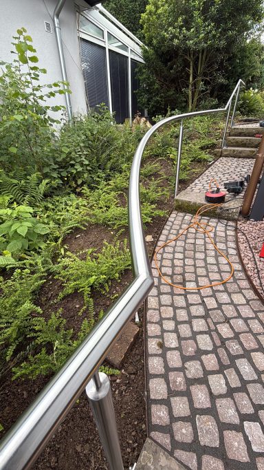 gebogener Edelstahlhandlauf 